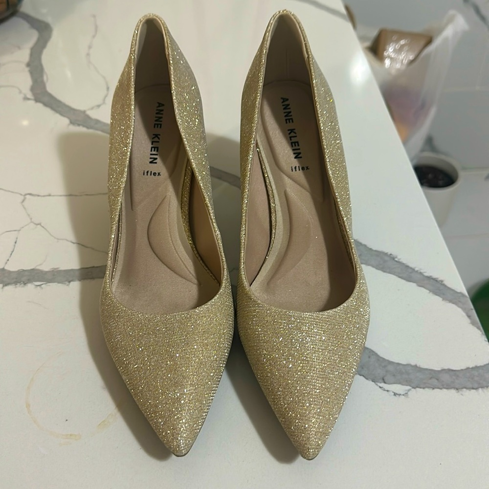 NWOT Anne Klein iflex cushion gold heels size 9.sparkly elegant soft gold heels.